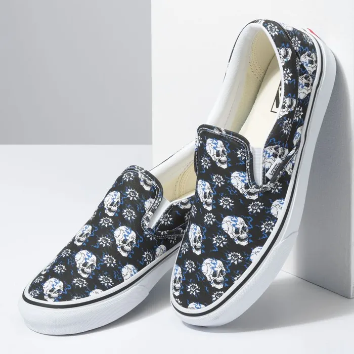 Vans Classics Shoes MensWomens Flash Skulls Classic SlipOn BlackTrue White Vans Classics Shoes MensWomens Flash Skulls Classic SlipOn BlackTrue White
