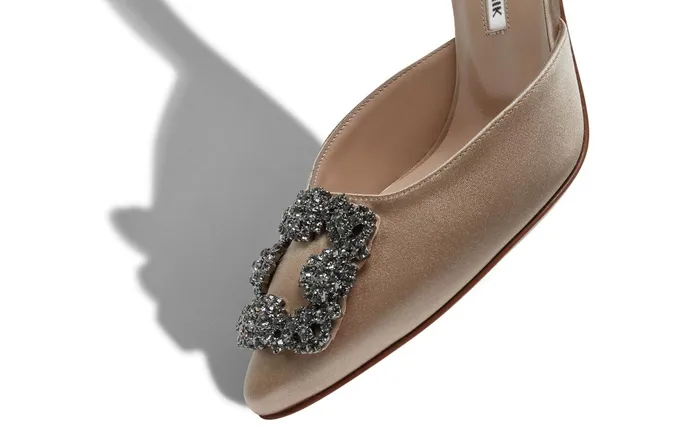 Women Mid Heels Manolo Blahnik HANGISIMU Light Beige Satin Jewel Buckle Mules Women Mid Heels Manolo Blahnik HANGISIMU Light Beige Satin Jewel Buckle Mules